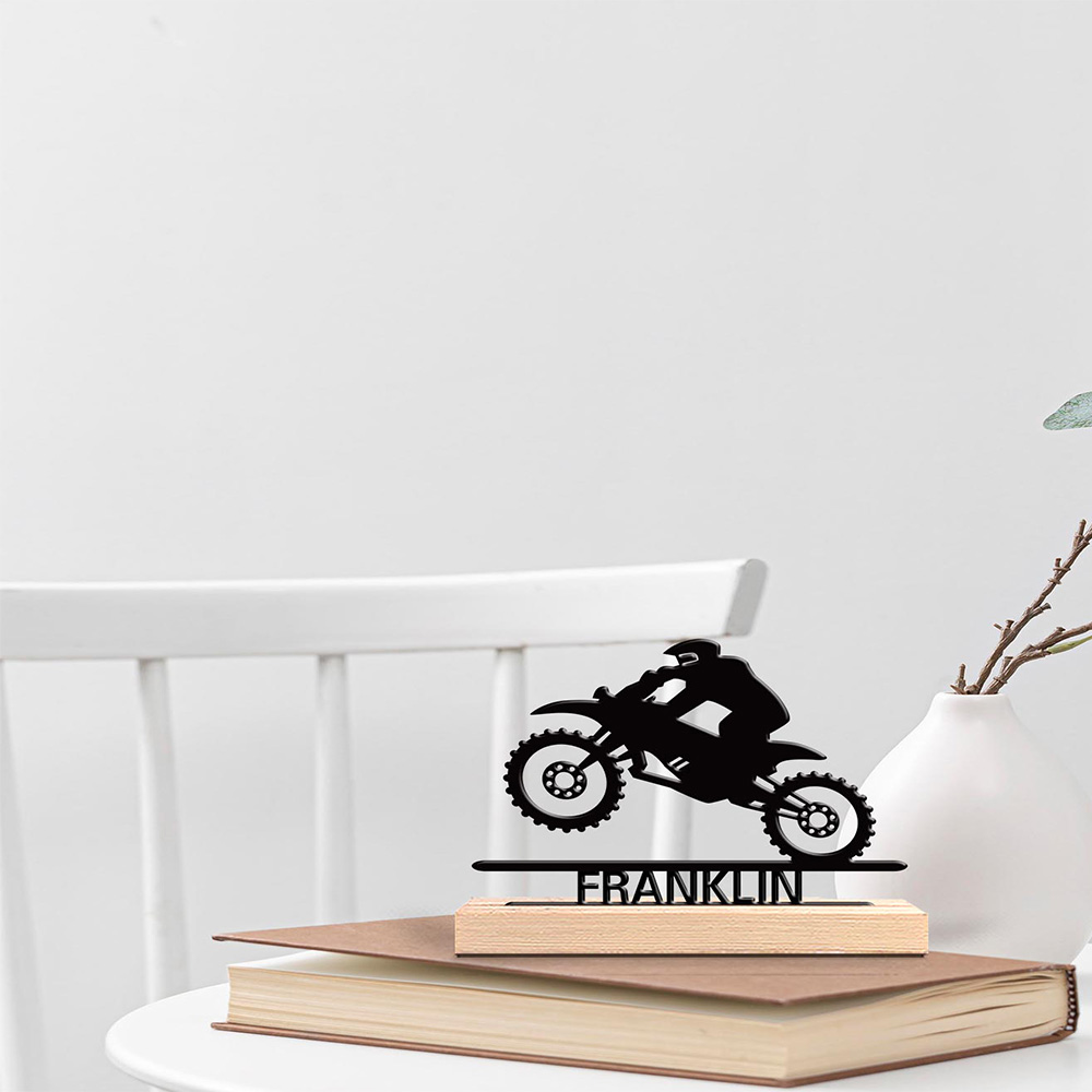 Art Craft Us - 1個入り 抽象的なバイクジャンプのカスタムネーム入り金属像 ブリキ製オーナメント 鉄製彫刻 木製台座付きアートクラフト